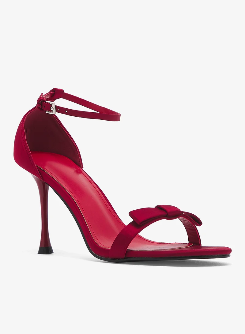 نمشي x صندل بكعب عالٍ من الساتان بتفاصيل فيونكة